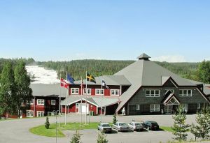 Exteriör Hotell Storforsen med Storforsen i bakgrunden.