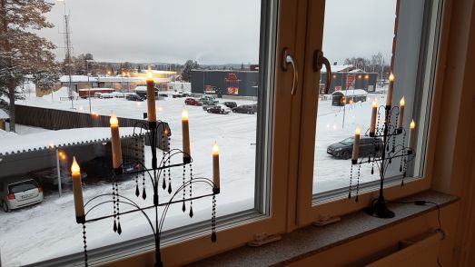 Adventsstakarna på plats i en av lägenheterna. 