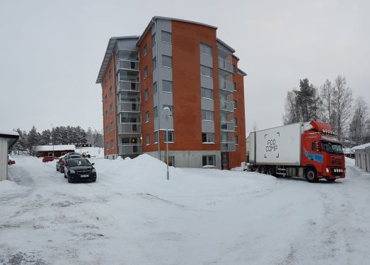 Flyttbilarna avlöste varandra under den första inflyttningsdagen till det nya hyreshuset.