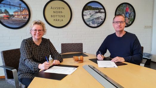 Anna Lindberg, ny kommunchef och Tomas Egmark, kommunstyrelsens ordförande skriver på anställningsavtalet i två exemplar. Foto Peter Lundberg.