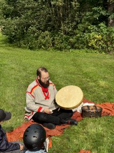 Sensommarfesten 2024. Nåjden och den vita renen.