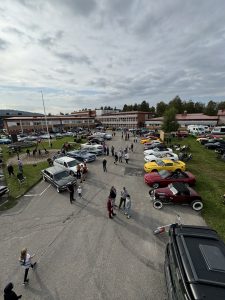 Sensommarfesten. Bilutställning på Älvåkraskolans skolgård.