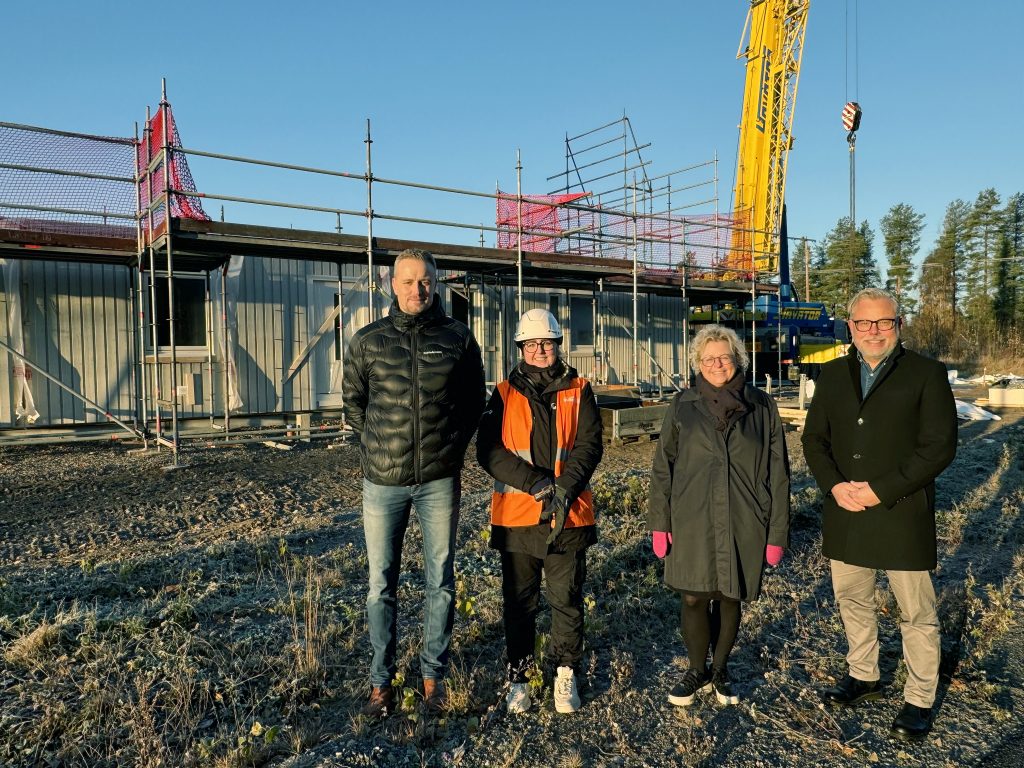 På bilden ser du kommunalråd Johan Dahlqvist, kommunchef Anna Lindberg, samhällsbyggnadschef Viktor Kåreborn och Älvsbyhus servicekoordinator Linda Karlsson.