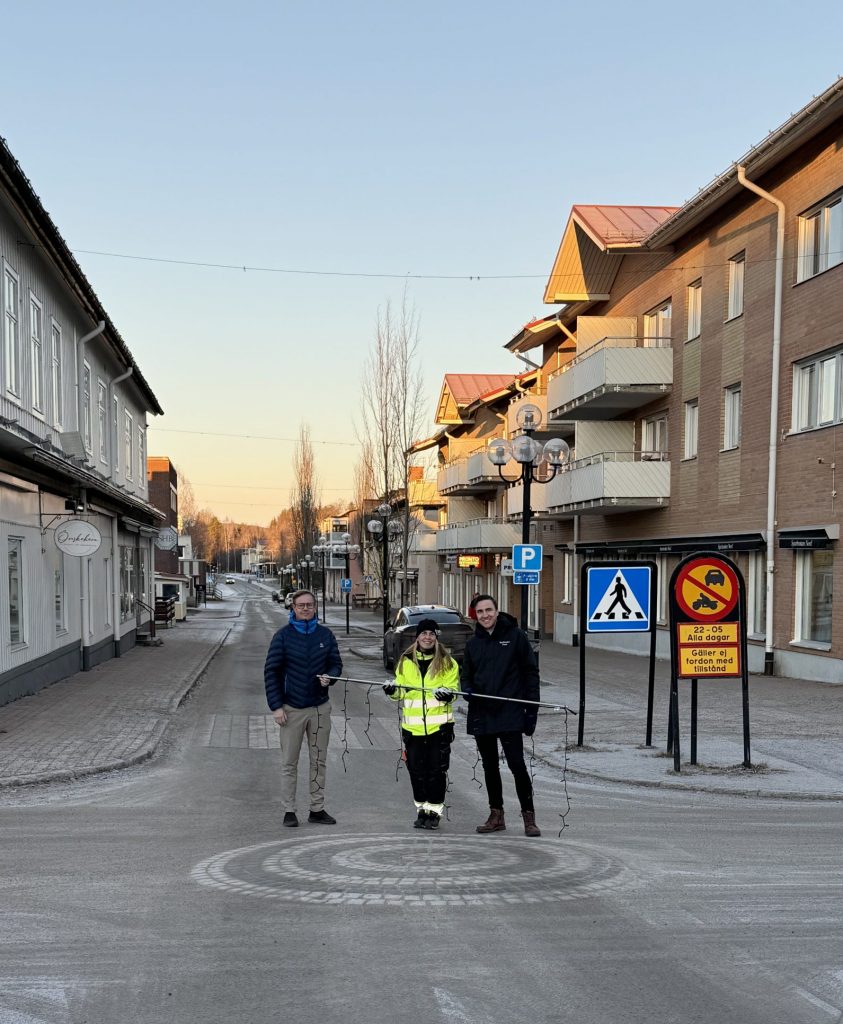 Bild som visar Sebastian Wredenberg från Sparbanken Nord., Jennie Lundberg från Älvsbyns kommun och Mikael Karlsson en representant från Älvsby Handel.