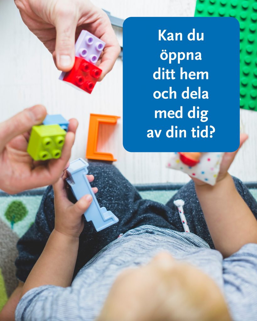 Bilden visar en vuxen och ett barn som bygger lego.